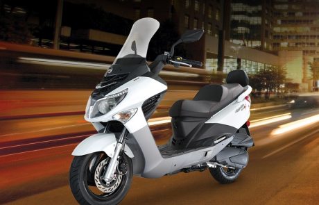 עוד עומדים הא? אנחנו כבר לא. מצאנו פתרון לפקקים וגם סיבות מעולות לבחור בו